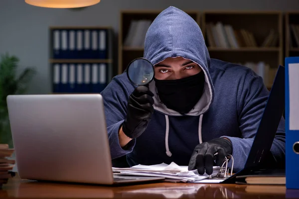 Hacker stehlen persönliche Daten vom heimischen Computer — Stockfoto