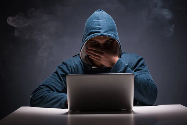 Χάκερ υπολογιστών που εργάζονται σε σκοτεινό δωμάτιο — Φωτογραφία Αρχείου