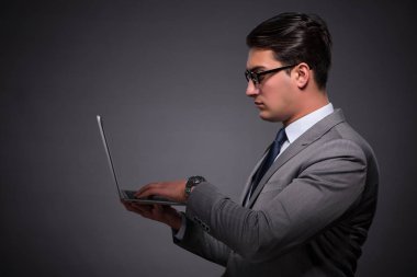 Yakışıklı işadamı dizüstü bilgisayar üzerinde çalışan