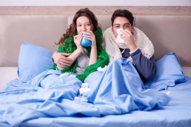 Hasta karı ve koca evde yatıyor.