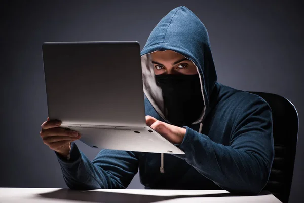 Számítógép hacker dolgozik sötét szobában — Stock Fotó