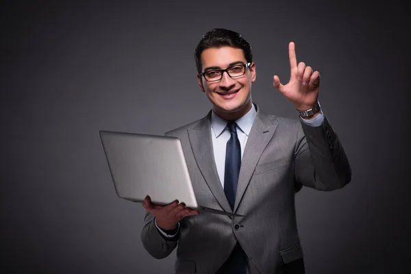 Schöner Geschäftsmann, der am Laptop arbeitet — Stockfoto