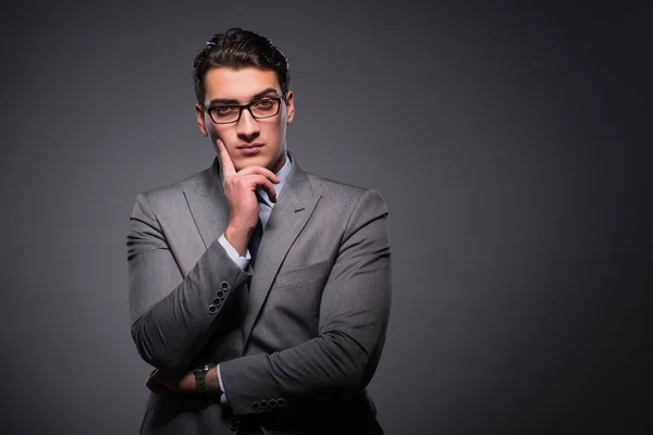 Hombre de negocios guapo contra el fondo oscuro — Foto de Stock