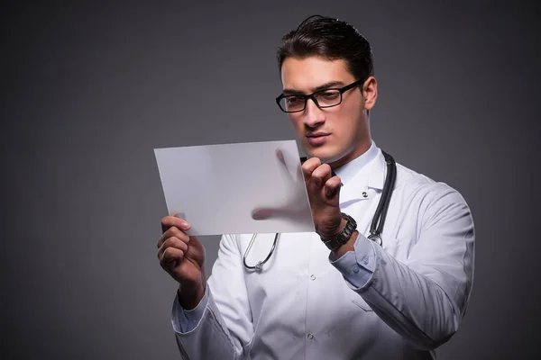 Giovane medico che lavora su tablet — Foto Stock