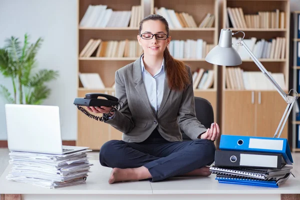 Imprenditrice meditare in ufficio — Foto Stock