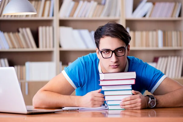 Jeune étudiant se préparant aux examens scolaires — Photo