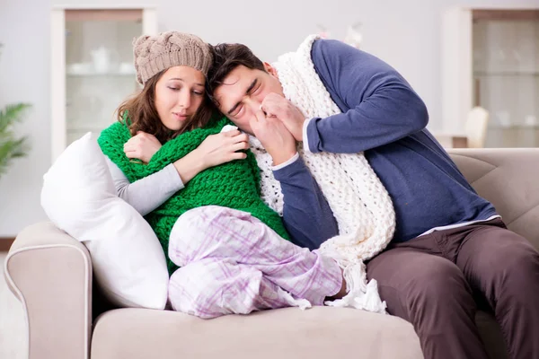 Sjuk fru och man hemma — Stockfoto