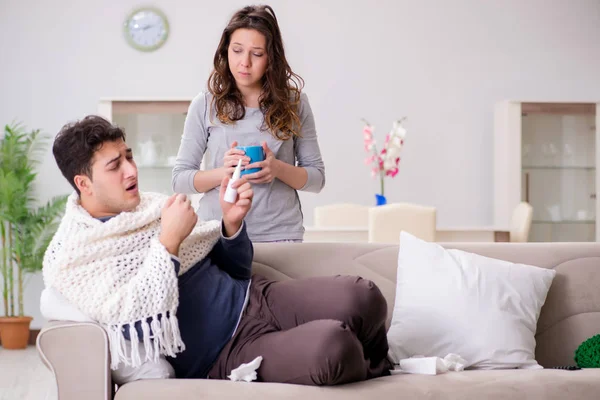 Vrouw die thuis voor zieke man zorgt — Stockfoto