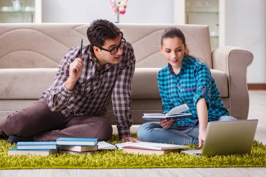 Üniversite sınavlarına hazırlanan öğrenciler