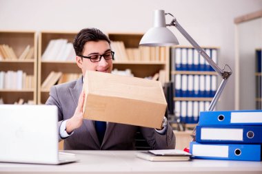 İşadamı görevinde paket alıyor