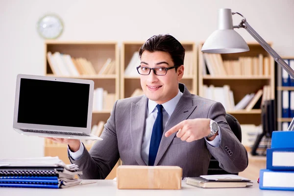 Businessman receiving parcel in office — Stock Photo, Image