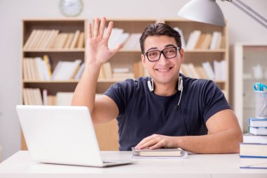 Genç serbest bilgisayar üzerinde çalışıyordu.