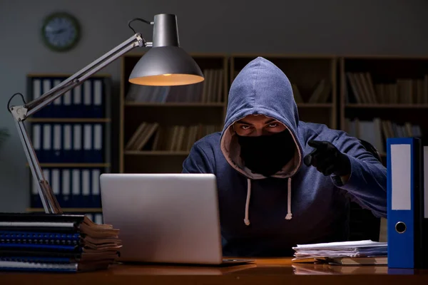黑客从家用电脑窃取个人资料 — 图库照片