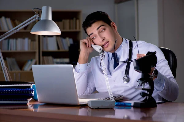 Genç doktor ofiste geç saatlere kadar çalışıyor. — Stok fotoğraf