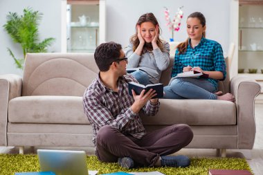 Üniversite sınavlarına hazırlanan öğrenciler