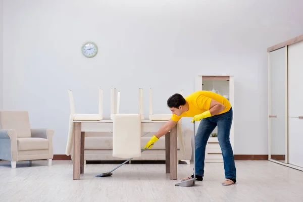 Man cleaning the house helping his wife — Stock Photo, Image