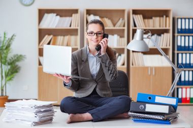 Ofisteki masada oturan kızgın iş kadını.