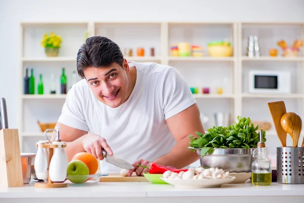 Jovem cozinheiro do sexo masculino trabalhando na cozinha — Fotografia de Stock