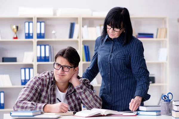 Ung student under individuell handledning lektion — Stockfoto