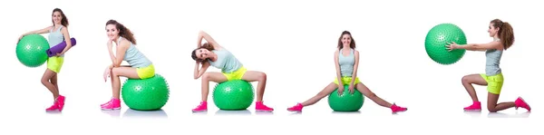 Mujer joven con pelota haciendo ejercicio sobre blanco — Foto de Stock