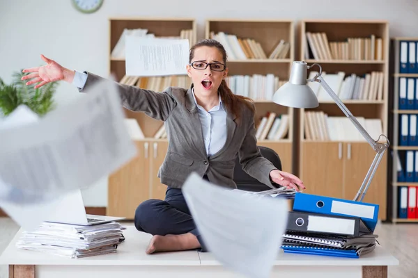 Ocupada mulher de negócios irritada sentada na mesa no escritório — Fotografia de Stock