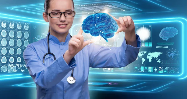 Doctora con cerebro en concepto médico —  Fotos de Stock