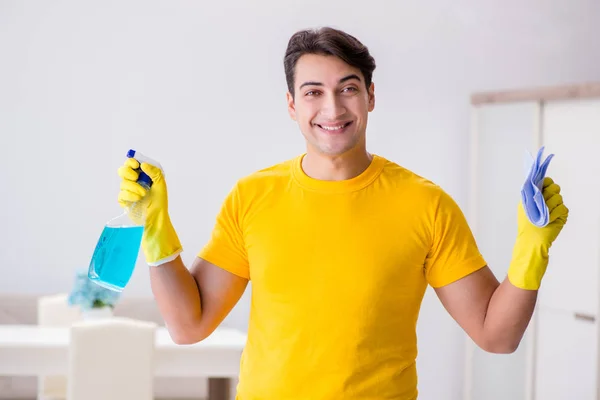 Een man die het huis schoonmaakt en zijn vrouw helpt — Stockfoto