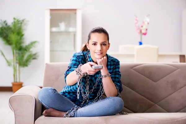 Giovane ragazza dipendente dalla tv sprecare il suo tempo — Foto Stock