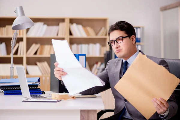 Uomo d'affari che riceve lettera busta in ufficio — Foto Stock