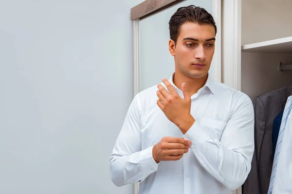 Zakenman verkleed voor het werk — Stockfoto