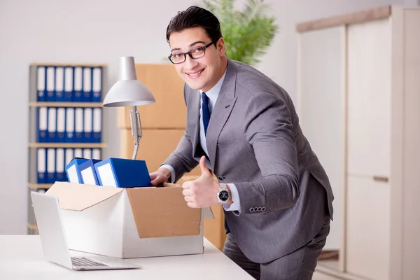 Επιχειρηματίας κινείται γραφεία μετά την προώθηση — Φωτογραφία Αρχείου