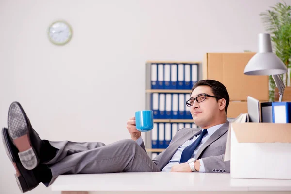 Χαλαρωτικό επιχειρηματίας στο γραφείο μετά από κουραστική μέρα — Φωτογραφία Αρχείου