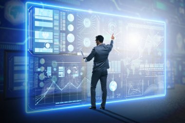 Büyük veri arayan iş adamı