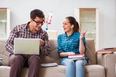 Üniversite sınavlarına hazırlanan öğrenciler