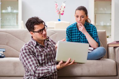 Üniversite sınavlarına hazırlanan öğrenciler