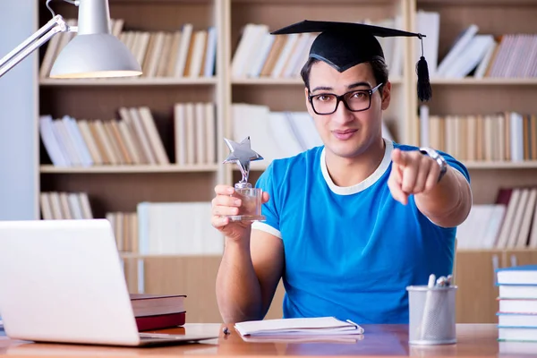 Jovem formado pela universidade — Fotografia de Stock