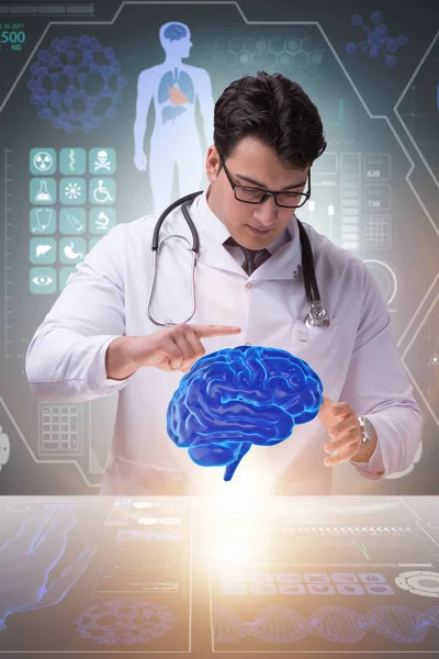 Médico masculino com o cérebro no conceito médico — Fotografia de Stock