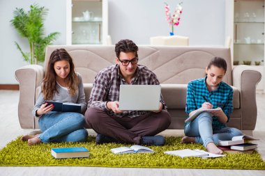 Üniversite sınavlarına hazırlanan öğrenciler