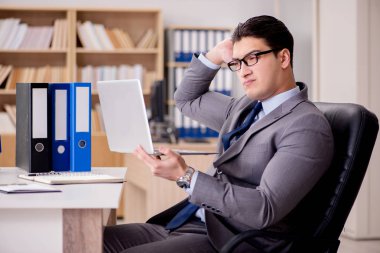 Ofiste çalışan bir işadamı.