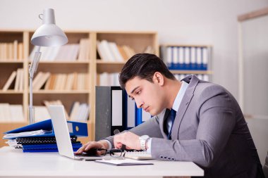 Ofiste çalışan yorgun işadamı.