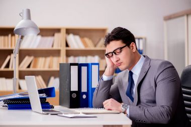 Ofiste çalışan uykulu işadamı