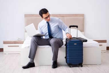 Otel odasında çalışan bir iş adamı.