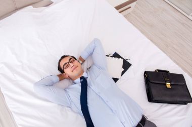 Otel odasında çalışan bir iş adamı.