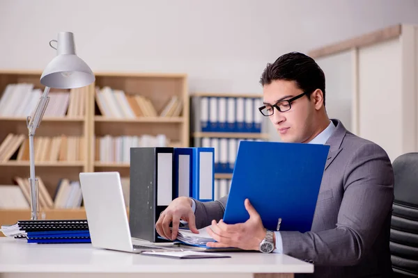 Empresário que trabalha no escritório — Fotografia de Stock