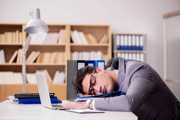 Homem de negócios sonolento trabalhando no escritório — Fotografia de Stock
