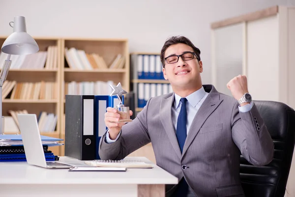 Empresario recibiendo premio en la oficina — Foto de Stock