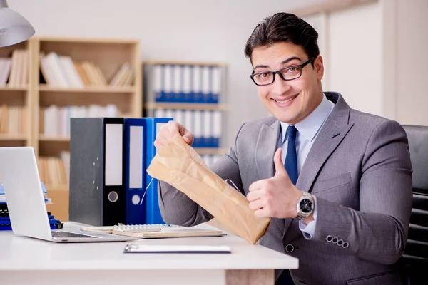 Geschäftsmann erhält Paket im Büro — Stockfoto