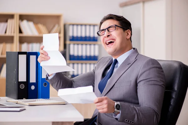 Empresário recebendo carta no escritório — Fotografia de Stock