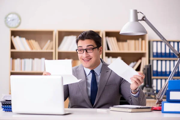 Empresario recibiendo carta en la oficina — Foto de Stock