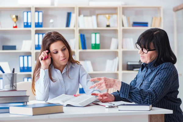 Jeune étudiant et enseignant pendant la leçon de tutorat — Photo